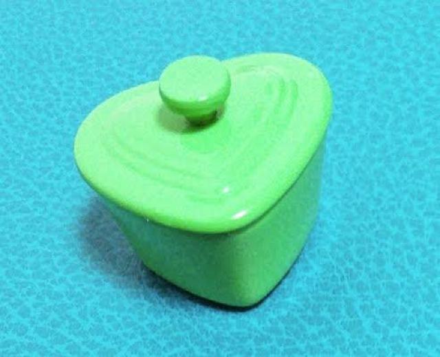 ミニチュア★ハート型★鍋★ル・クルーゼ風★蓋も開く★みどり★色違い4色★金属製★ < おもちゃ  ミニチュア★ハート型★鍋★ル・クルーゼ風★蓋も開く★みどり★色違い4色★金属製★  < おもちゃの