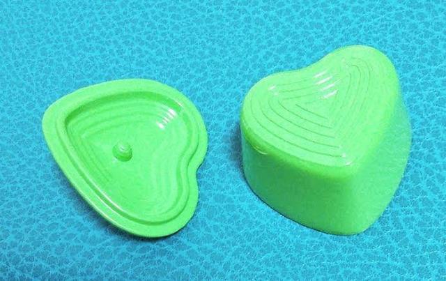 ミニチュア★ハート型★鍋★ル・クルーゼ風★蓋も開く★みどり★色違い4色★金属製★ < おもちゃ  ミニチュア★ハート型★鍋★ル・クルーゼ風★蓋も開く★みどり★色違い4色★金属製★ < おもちゃの