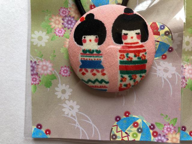 ハンドメイド ヘアゴム 特大 くるみボタン 和柄 仲良しこけし人形 < 女性ファッション  ハンドメイド ヘアゴム 特大 くるみボタン 和柄 仲良しこけし人形 < 女性ファッションの