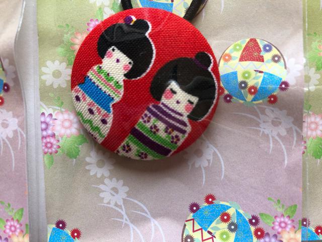 ハンドメイド ヘアゴム 特大 くるみボタン 和柄 仲良しこけし人形 < 女性ファッション  ハンドメイド ヘアゴム 特大 くるみボタン 和柄 仲良しこけし人形 < 女性ファッションの