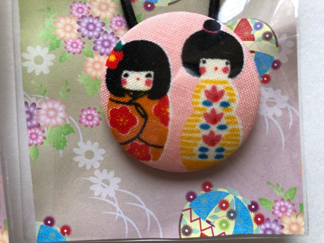 ハンドメイド ヘアゴム 特大 くるみボタン 和柄 仲良しこけし人形 < 女性ファッション  ハンドメイド ヘアゴム 特大 くるみボタン 和柄 仲良しこけし人形 < 女性ファッションの