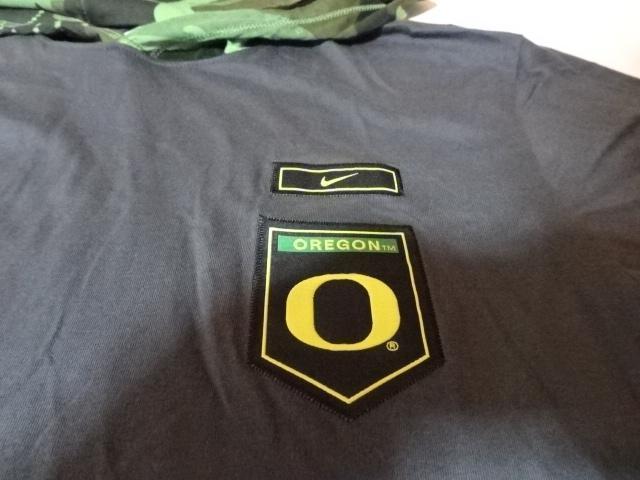 USカレッジ【Nike】 オレゴン大学ダックス 国旗ワッペン フード付 ロングTシャツUS Sサイズ < ブランド  USカレッジ【Nike】 オレゴン大学ダックス 国旗ワッペン フード付 ロングTシャツUS Sサイズ < ブランドの