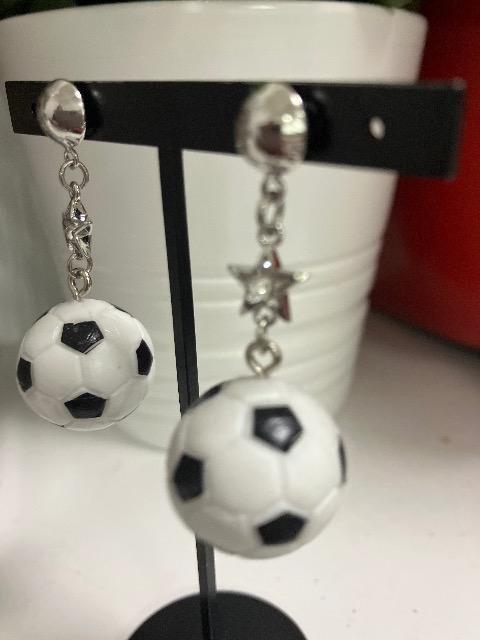 ハンドメイド サッカーボールのピアス < 女性ファッション  ハンドメイド サッカーボールのピアス < 女性ファッションの
