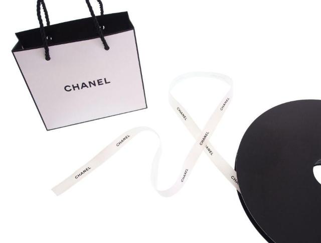 シャネル ラッピング ブランドリボン 1.5cm幅×1m単位 切り売り ギフト 手芸 ホワイト ロゴ入り CHANEL【正規品】 < ブランド  シャネル ラッピング ブランドリボン 1.5cm幅×1m単位 切り売り ギフト 手芸 ホワイト ロゴ入り CHANEL【正規品】 < ブランドの