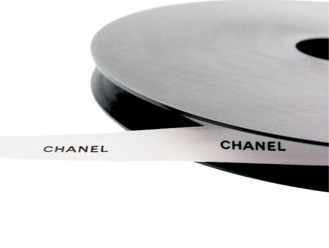 シャネル ラッピング ブランドリボン 1.5cm幅×1m単位 切り売り ギフト 手芸 ホワイト ロゴ入り CHANEL【正規品】 < ブランド  シャネル ラッピング ブランドリボン 1.5cm幅×1m単位 切り売り ギフト 手芸 ホワイト ロゴ入り CHANEL【正規品】 < ブランドの