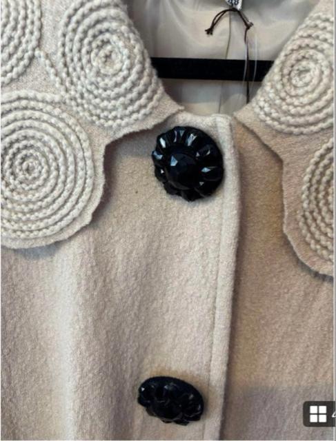 【新品】★訳あり★ウール100% ベージュコート 個性的 コード刺繍 スカラップ アウター コート 毛100% < 女性ファッション  【新品】★訳あり★ウール100% ベージュコート 個性的 コード刺繍 スカラップ アウター コート 毛100% < 女性ファッションの