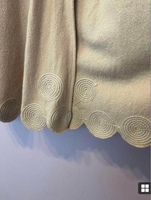 【新品】★訳あり★ウール100% ベージュコート 個性的 コード刺繍 スカラップ アウター コート 毛100% < 女性ファッション  【新品】★訳あり★ウール100% ベージュコート 個性的 コード刺繍 スカラップ アウター コート 毛100% < 女性ファッションの