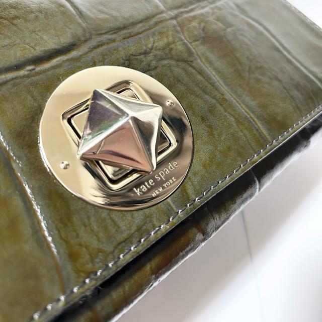 美品 kate spade ケイトスペード クロコダイル型押し パテントレザー ショルダーバッグ < ブランド 美品 kate spade ケイトスペード クロコダイル型押し パテントレザー ショルダーバッグ < ブランドの