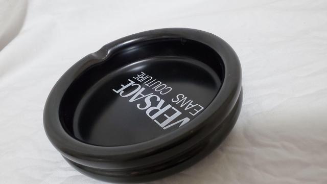 正規未 非売品 ヴェルサーチジーンズ ロゴ文字 灰皿 黒 白 アッシュトレイ ジュエリーBOX 小物入れ ラグジュアリーインテリア < ブランド  正規未 非売品 ヴェルサーチジーンズ ロゴ文字 灰皿 黒 白 アッシュトレイ ジュエリーBOX 小物入れ ラグジュアリーインテリア < ブランドの