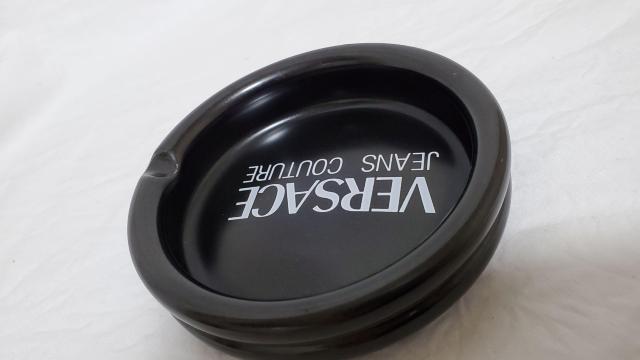 正規未 非売品 ヴェルサーチジーンズ ロゴ文字 灰皿 黒 白 アッシュトレイ ジュエリーBOX 小物入れ ラグジュアリーインテリア < ブランド  正規未 非売品 ヴェルサーチジーンズ ロゴ文字 灰皿 黒 白 アッシュトレイ ジュエリーBOX 小物入れ ラグジュアリーインテリア < ブランドの