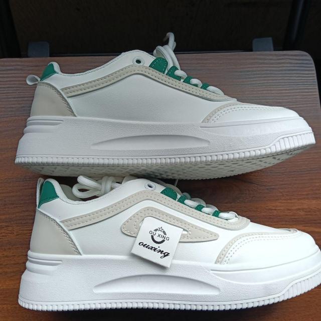 新品 23.5cm レディース スニーカー ホワイト シューズ 靴 カジュアル < 女性ファッション  新品 23.5cm レディース スニーカー ホワイト シューズ 靴 カジュアル < 女性ファッションの