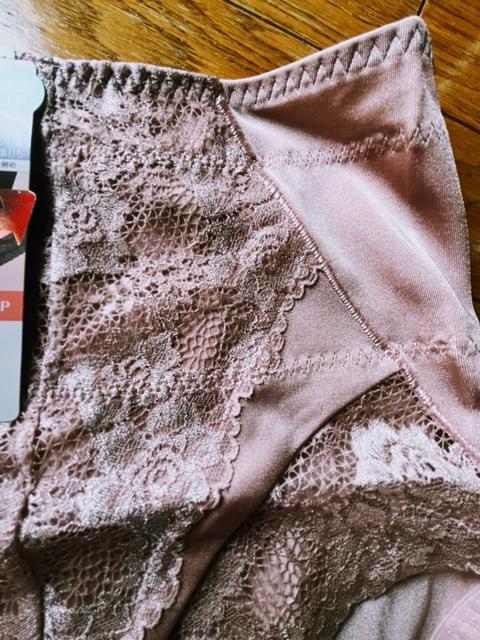 ウエスト73ー79サイズ!76サイズ!骨盤補正、2WAY生地and伸縮性アップ!光沢感ある!ショート丈!1枚履きOK!ガードル! < 女性ファッション  ウエスト73ー79サイズ!76サイズ!骨盤補正、2WAY生地and伸縮性アップ!光沢感ある!ショート丈!1枚履きOK!ガードル! < 女性ファッションの