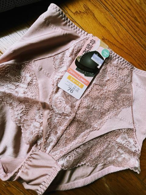 ウエスト73ー79サイズ!76サイズ!骨盤補正、2WAY生地and伸縮性アップ!光沢感ある!ショート丈!1枚履きOK!ガードル! < 女性ファッション  ウエスト73ー79サイズ!76サイズ!骨盤補正、2WAY生地and伸縮性アップ!光沢感ある!ショート丈!1枚履きOK!ガードル! < 女性ファッションの