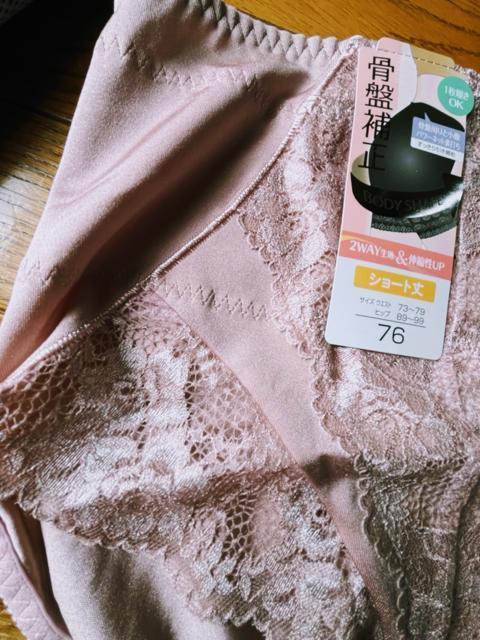 ウエスト73ー79サイズ!76サイズ!骨盤補正、2WAY生地and伸縮性アップ!光沢感ある!ショート丈!1枚履きOK!ガードル! < 女性ファッション  ウエスト73ー79サイズ!76サイズ!骨盤補正、2WAY生地and伸縮性アップ!光沢感ある!ショート丈!1枚履きOK!ガードル! < 女性ファッションの