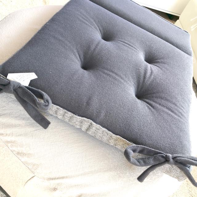 ☆美品 特殊2つ折りチェアクッション厚手 ライトグレー 2個セット☆ < インテリア/ライフ  ☆美品 特殊2つ折りチェアクッション厚手 ライトグレー 2個セット☆ < インテリア/ライフの