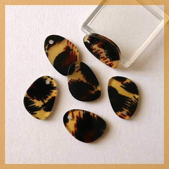 『●¥30均一●』ヒョウ柄プレートビーズパーツ*ブラック&ブラウン系*5個*約17mm*アクリル製 < ペット/手芸/園芸 『●¥30均一●』ヒョウ柄プレートビーズパーツ*ブラック&ブラウン系*5個*約17mm*アクリル製 < ペット/手芸/園芸の