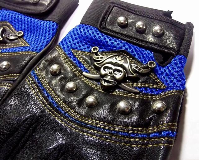 スカル ガイコツ 海賊 パイレーツ スタッズ フィンガーレス ハーフ グローブ レザーグローブ 半指 指無し 手袋 青色 ブルー < 男性ファッション  スカル ガイコツ 海賊 パイレーツ スタッズ フィンガーレス ハーフ グローブ レザーグローブ 半指 指無し 手袋 青色 ブルー < 男性ファッションの