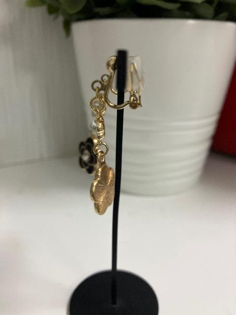 ハンドメイド カメリアのチャームを使用したイヤリング < 女性ファッション  ハンドメイド カメリアのチャームを使用したイヤリング < 女性ファッションの