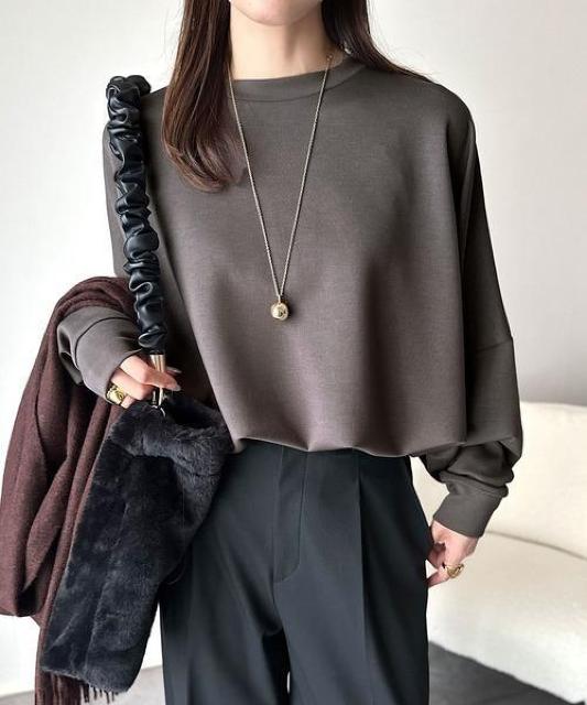 Java《JaVaジャバ コラボ》上品な抜け感と艶感◎ドルマンダンボール素材ビッグトレーナー(長袖) < 女性ファッション Java《JaVaジャバ コラボ》上品な抜け感と艶感◎ドルマンダンボール素材ビッグトレーナー(長袖) < 女性ファッションの