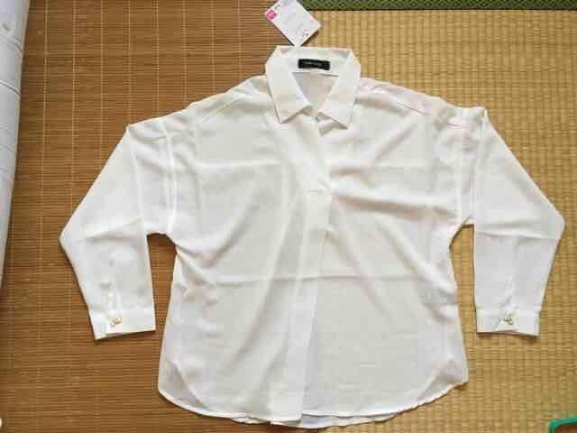 ハローキティ・ゴールドリボン型ボタン付ブラウス。Lサイズ < ブランド ハローキティ・ゴールドリボン型ボタン付ブラウス。Lサイズ < ブランドの