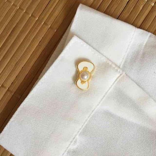 ハローキティ・ゴールドリボン型ボタン付ブラウス。Lサイズ < ブランド ハローキティ・ゴールドリボン型ボタン付ブラウス。Lサイズ < ブランドの