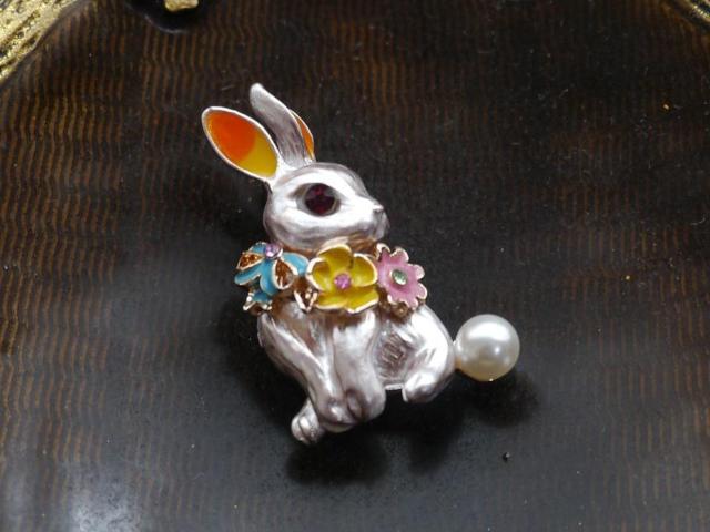 新品 アンティーク調 可愛いウサギうさぎブローチ < 女性アクセサリー/時計  新品 アンティーク調 可愛いウサギうさぎブローチ < 女性アクセサリー/時計の