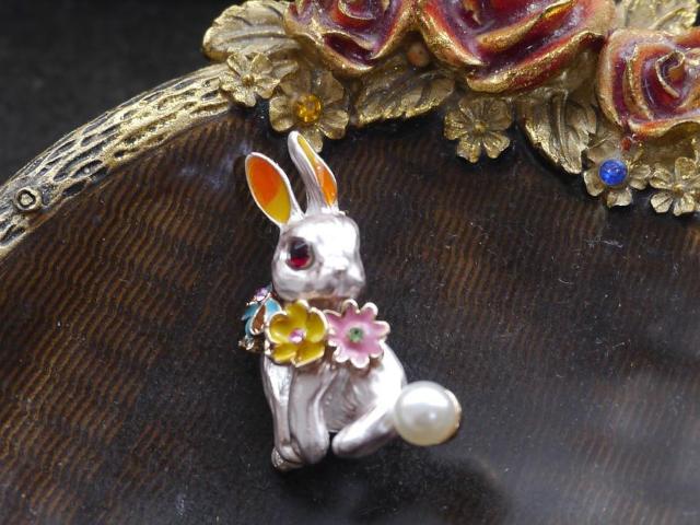 新品 アンティーク調 可愛いウサギうさぎブローチ < 女性アクセサリー/時計  新品 アンティーク調 可愛いウサギうさぎブローチ < 女性アクセサリー/時計の