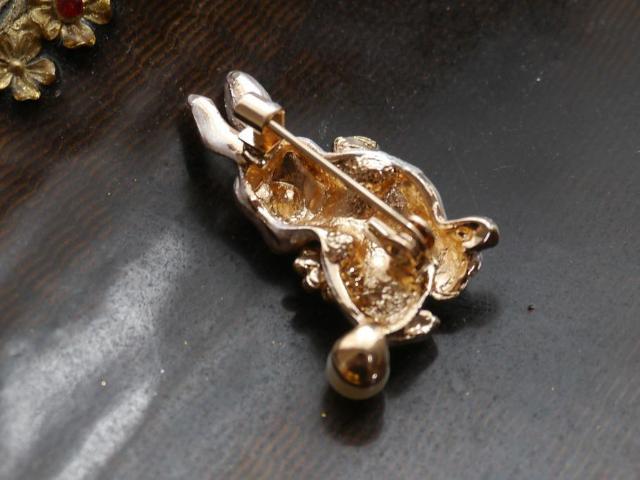 新品 アンティーク調 可愛いウサギうさぎブローチ < 女性アクセサリー/時計  新品 アンティーク調 可愛いウサギうさぎブローチ < 女性アクセサリー/時計の