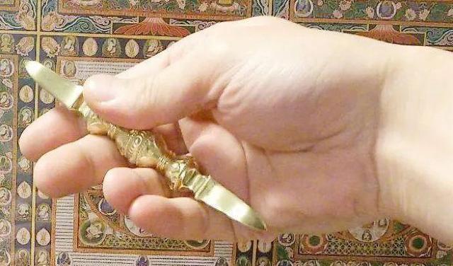 独鈷杵 13cm 真鍮製 仏教美術 密教法具 ヴァジュラ 金剛杵 Vajra < インテリア/ライフ  独鈷杵 13cm 真鍮製 仏教美術 密教法具 ヴァジュラ 金剛杵 Vajra < インテリア/ライフの