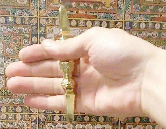 独鈷杵 13cm 真鍮製 仏教美術 密教法具 ヴァジュラ 金剛杵 Vajra < インテリア/ライフ  独鈷杵 13cm 真鍮製 仏教美術 密教法具 ヴァジュラ 金剛杵 Vajra < インテリア/ライフの