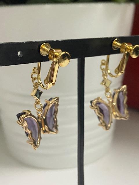 ハンドメイド バタフライのチャームを使用したイヤリング パープル < 女性ファッション  ハンドメイド バタフライのチャームを使用したイヤリング パープル < 女性ファッションの