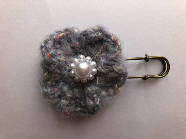 ハンドメイド ストールピン かわいいモヘアのお花♪ ライトブルー ガーリー < 女性ファッション  ハンドメイド ストールピン かわいいモヘアのお花♪ ライトブルー ガーリー  < 女性ファッションの