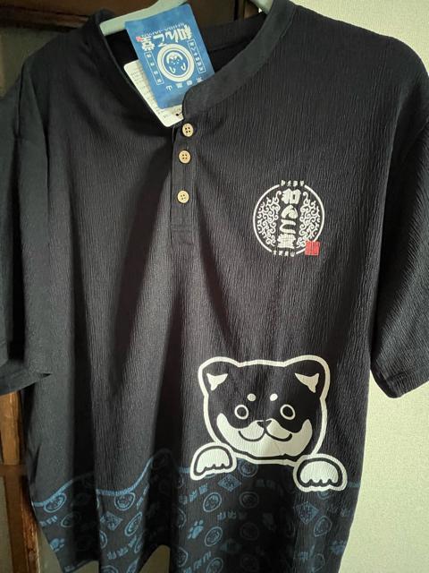 5Lサイズ!高貴紳士的!商標登録!黒柴印 和んこ堂!サラッと楊柳素材!ストレッチ!ヘンリーネック!半袖シャツ!濃紺系色合い!新品 < 男性ファッション  5Lサイズ!高貴紳士的!商標登録!黒柴印 和んこ堂!サラッと楊柳素材!ストレッチ!ヘンリーネック!半袖シャツ!濃紺系色合い!新品  < 男性ファッションの