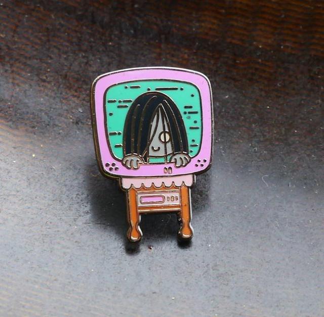 新品 リング モチーフ ピンブローチ  ホラー映画 貞子 < 男性アクセサリー/時計  新品 リング モチーフ ピンブローチ  ホラー映画 貞子 < 男性アクセサリー/時計の