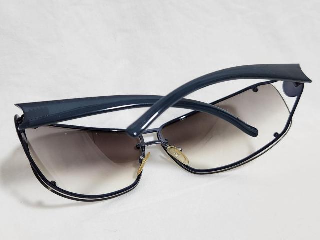 正規 激レア アルマーニ EA イーグルロゴ メタルフレーム サングラス 黒 グラマラス シャイニーメタリックブルー アイウェア < ブランド  正規 激レア アルマーニ EA イーグルロゴ メタルフレーム サングラス 黒 グラマラス シャイニーメタリックブルー アイウェア < ブランドの