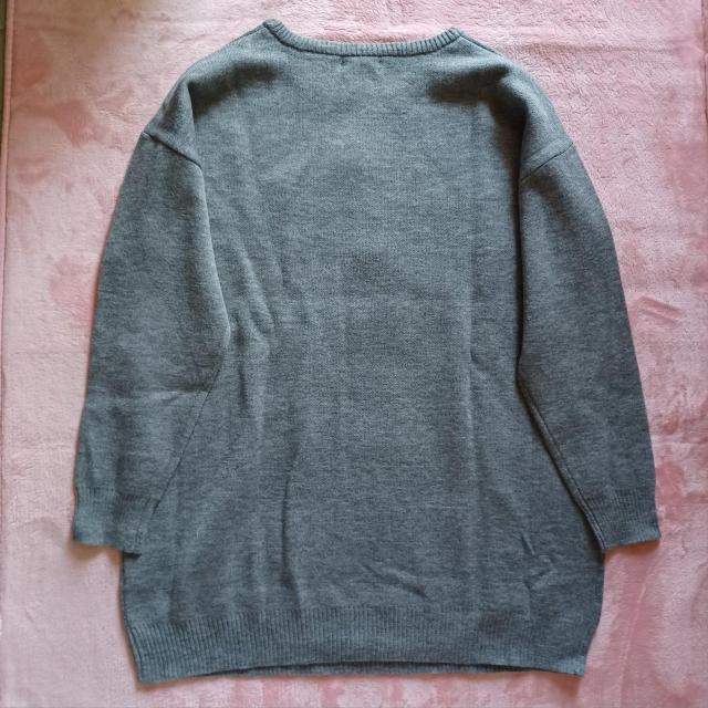 ★ゆったり楽チン♪体型カバー安心♪暖か柔らか♪英文字ロゴお洒落大人可愛い♪グレー丸首ロング丈ニットチュニック長袖セーター < 女性ファッション  ★ゆったり楽チン♪体型カバー安心♪暖か柔らか♪英文字ロゴお洒落大人可愛い♪グレー丸首ロング丈ニットチュニック長袖セーター < 女性ファッションの