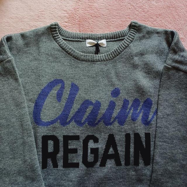 ★ゆったり楽チン♪体型カバー安心♪暖か柔らか♪英文字ロゴお洒落大人可愛い♪グレー丸首ロング丈ニットチュニック長袖セーター < 女性ファッション  ★ゆったり楽チン♪体型カバー安心♪暖か柔らか♪英文字ロゴお洒落大人可愛い♪グレー丸首ロング丈ニットチュニック長袖セーター < 女性ファッションの