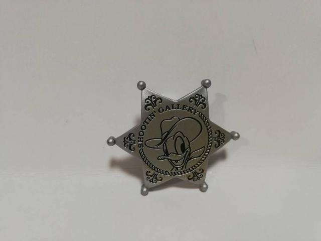 ディズニー シューティングギャラリー 保安官銀バッチ ドナルドダック < ホビー ディズニー シューティングギャラリー 保安官銀バッチ ドナルドダック < ホビーの