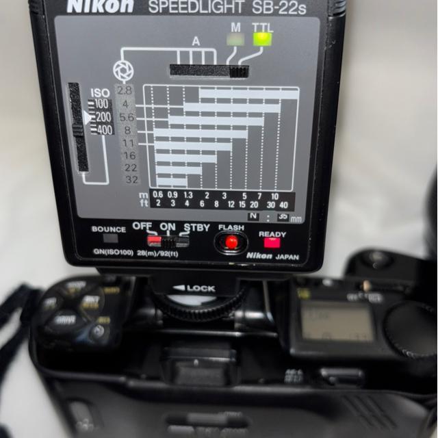 Nikon F-601/AF NIKKOR 28`70mm/70`210mm /SPEEDLIGHT SB-22s   Ɠd/AV 