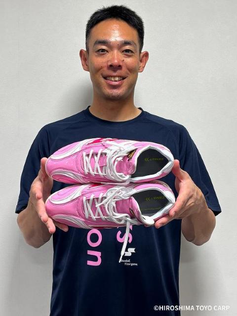 広島東洋カープ】秋山 翔吾選手 直筆サイン入りスパイク | レジャー