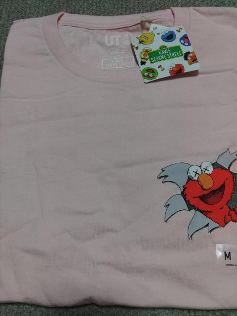 KAWS×SESAME STREETカウズTシャツUNIQLOセサミストリートエルモ < ブランド KAWS×SESAME STREETカウズTシャツUNIQLOセサミストリートエルモ < ブランドの