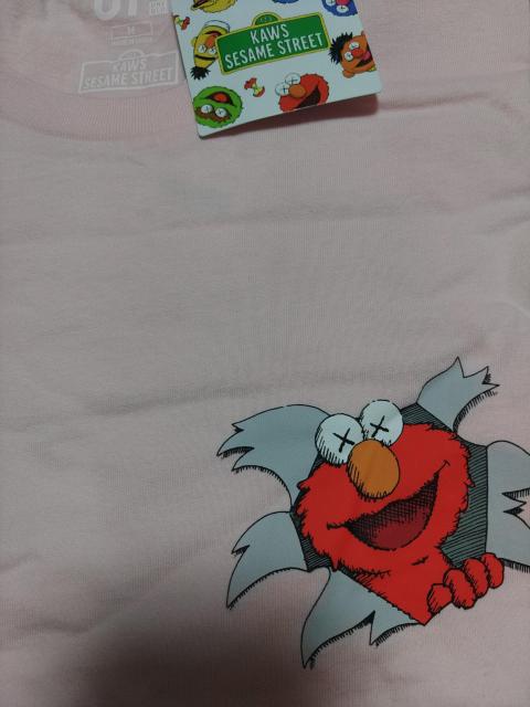 KAWS×SESAME STREETカウズTシャツUNIQLOセサミストリートエルモ < ブランド KAWS×SESAME STREETカウズTシャツUNIQLOセサミストリートエルモ < ブランドの
