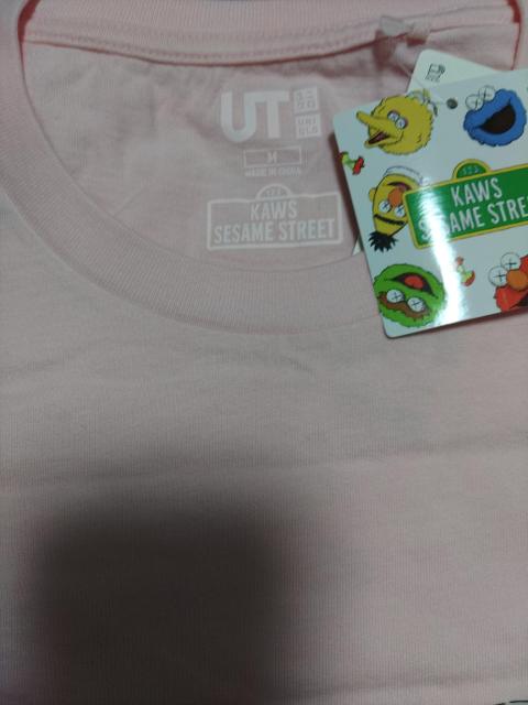 KAWS×SESAME STREETカウズTシャツUNIQLOセサミストリートエルモ < ブランド KAWS×SESAME STREETカウズTシャツUNIQLOセサミストリートエルモ < ブランドの