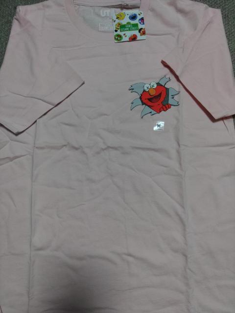 KAWS×SESAME STREETカウズTシャツUNIQLOセサミストリートエルモ < ブランド KAWS×SESAME STREETカウズTシャツUNIQLOセサミストリートエルモ < ブランドの