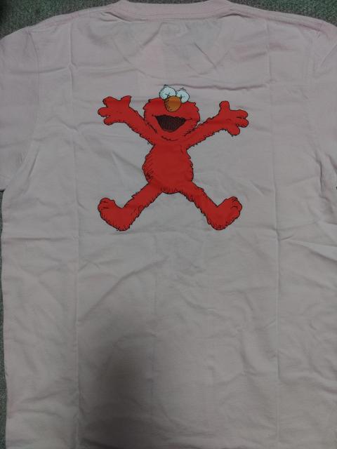 KAWS×SESAME STREETカウズTシャツUNIQLOセサミストリートエルモ < ブランド KAWS×SESAME STREETカウズTシャツUNIQLOセサミストリートエルモ < ブランドの