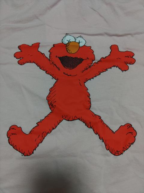 KAWS×SESAME STREETカウズTシャツUNIQLOセサミストリートエルモ < ブランド KAWS×SESAME STREETカウズTシャツUNIQLOセサミストリートエルモ < ブランドの