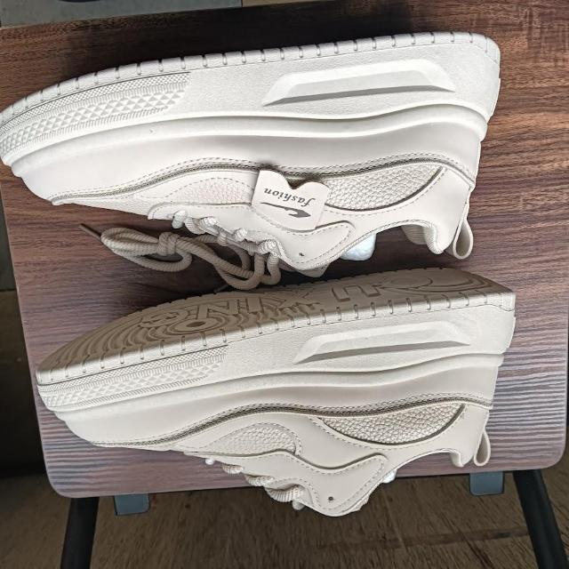 新品 23cm レディース スニーカー ベージュ シューズ 靴 厚底 カジュアル < 女性ファッション  新品 23cm レディース スニーカー ベージュ シューズ 靴 厚底 カジュアル < 女性ファッションの