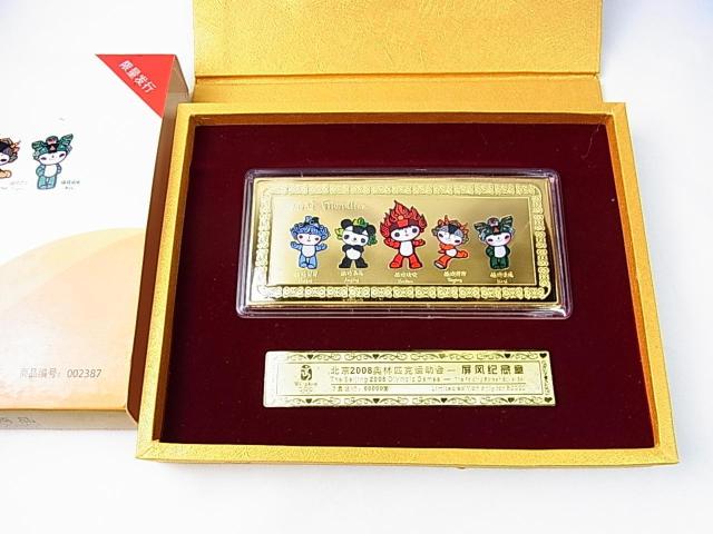 【正規品・公式ライセンス】北京2008オリンピック 屏風記念章 福娃デザイン(金メッキ/ケース付き) < ホビー 【正規品・公式ライセンス】北京2008オリンピック 屏風記念章 福娃デザイン(金メッキ/ケース付き) < ホビーの