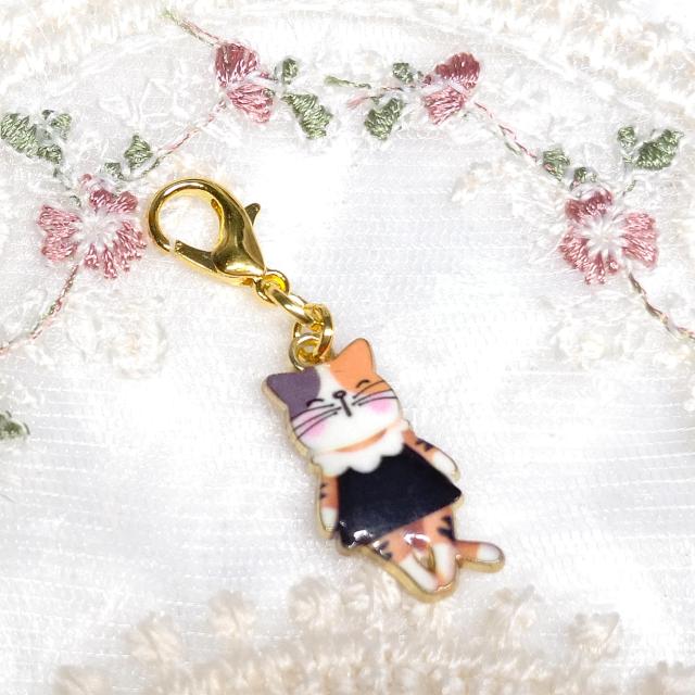 ハンドメイド☆ファスナーチャーム☆お洋服を着た猫☆三毛 < 女性ファッション ハンドメイド☆ファスナーチャーム☆お洋服を着た猫☆三毛 < 女性ファッションの