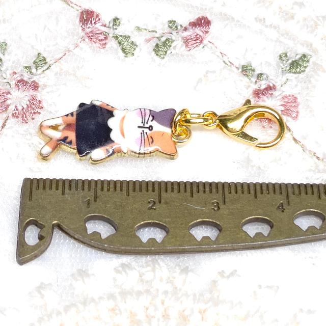 ハンドメイド☆ファスナーチャーム☆お洋服を着た猫☆三毛 < 女性ファッション ハンドメイド☆ファスナーチャーム☆お洋服を着た猫☆三毛 < 女性ファッションの
